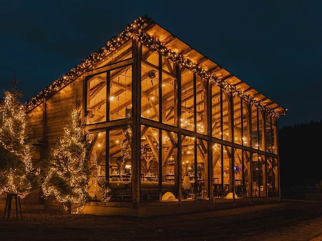 Verlichte evenementlocatie in kerstsfeer waar De Kerstzanger optrad