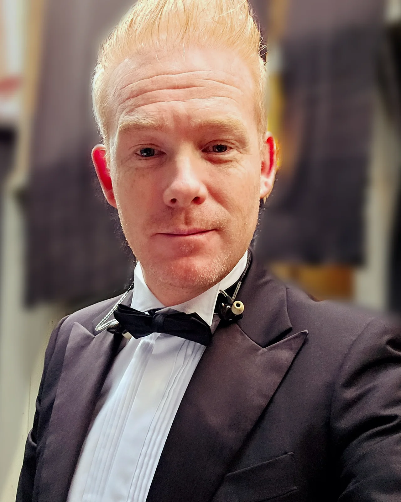 Bernd van de Sanden, De Kerstzanger, in smoking met in-ear monitoring
