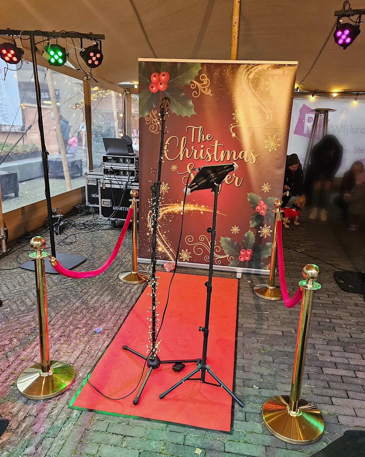 De complete opstelling met banner, rode loper, gouden koorden en sfeerverlichting