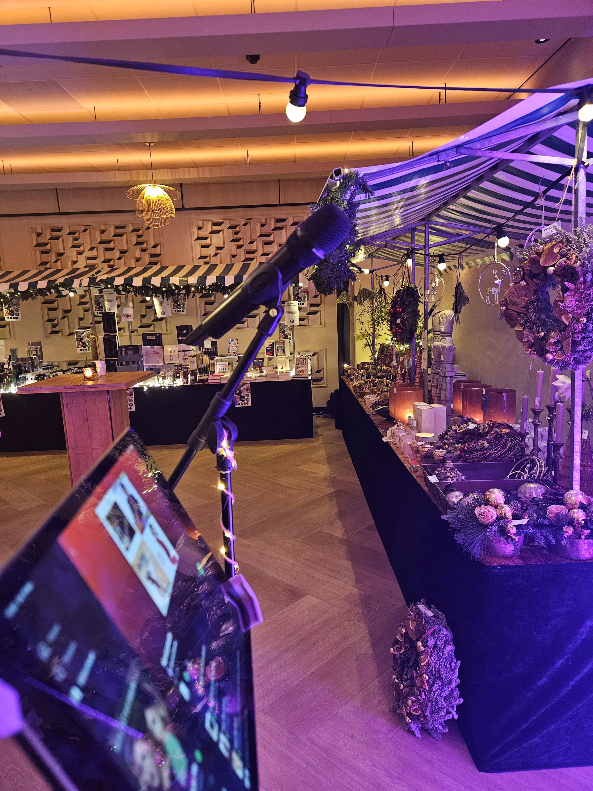 Kerstdecor, microfoon en professionele setting